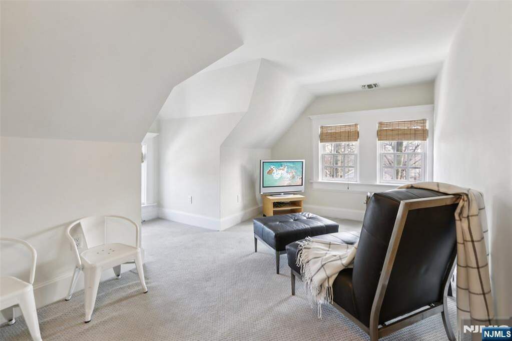 6 Bedroom Single Family Home/House's Image 34