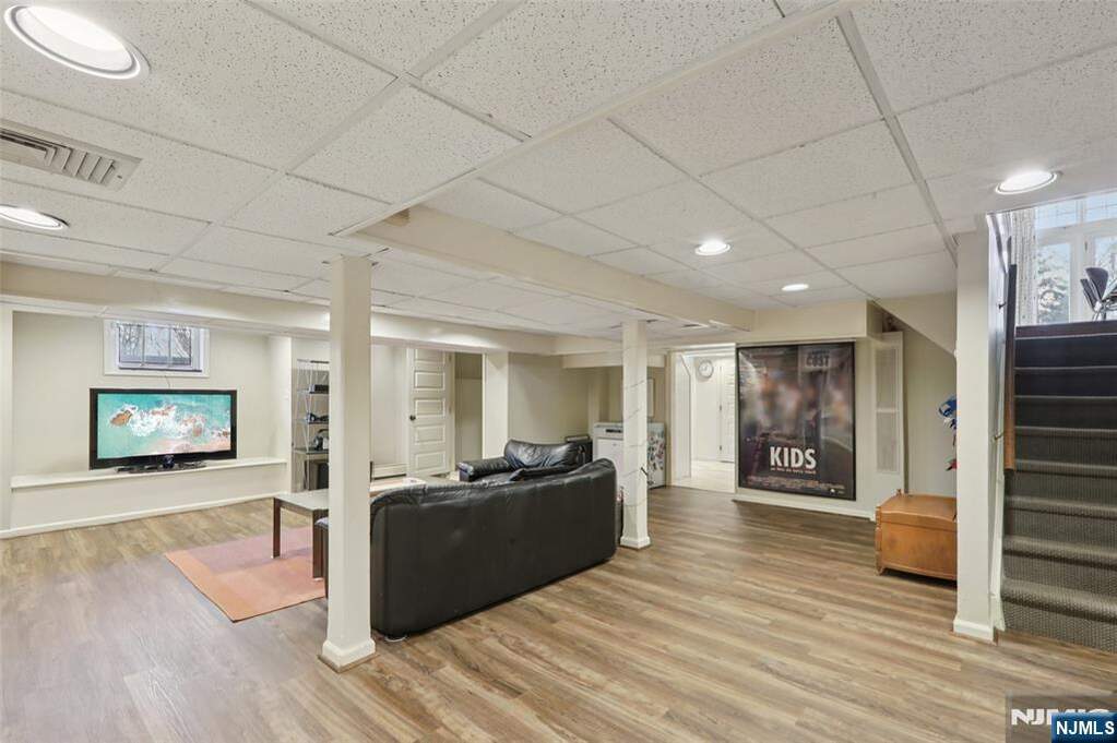 6 Bedroom Single Family Home/House's Image 35