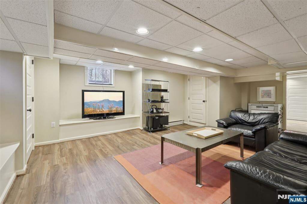6 Bedroom Single Family Home/House's Image 37