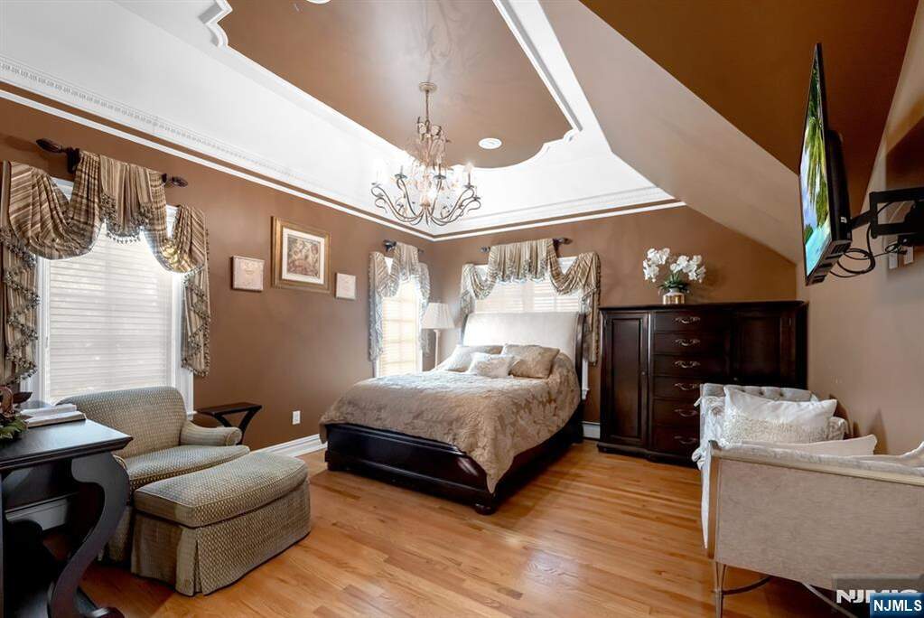 5 Bedroom Single Family Home/House's Image 27