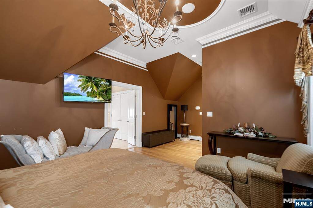 5 Bedroom Single Family Home/House's Image 28