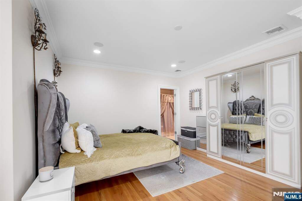 5 Bedroom Single Family Home/House's Image 31