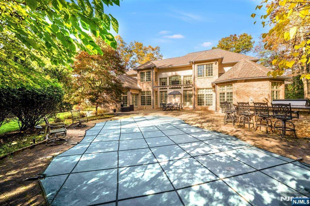 5 Bedroom Single Family Home/House's Image 43