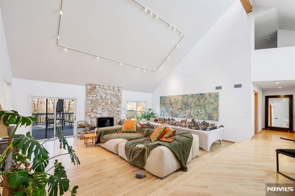 5 Bedroom Single Family Home/House's Image 14