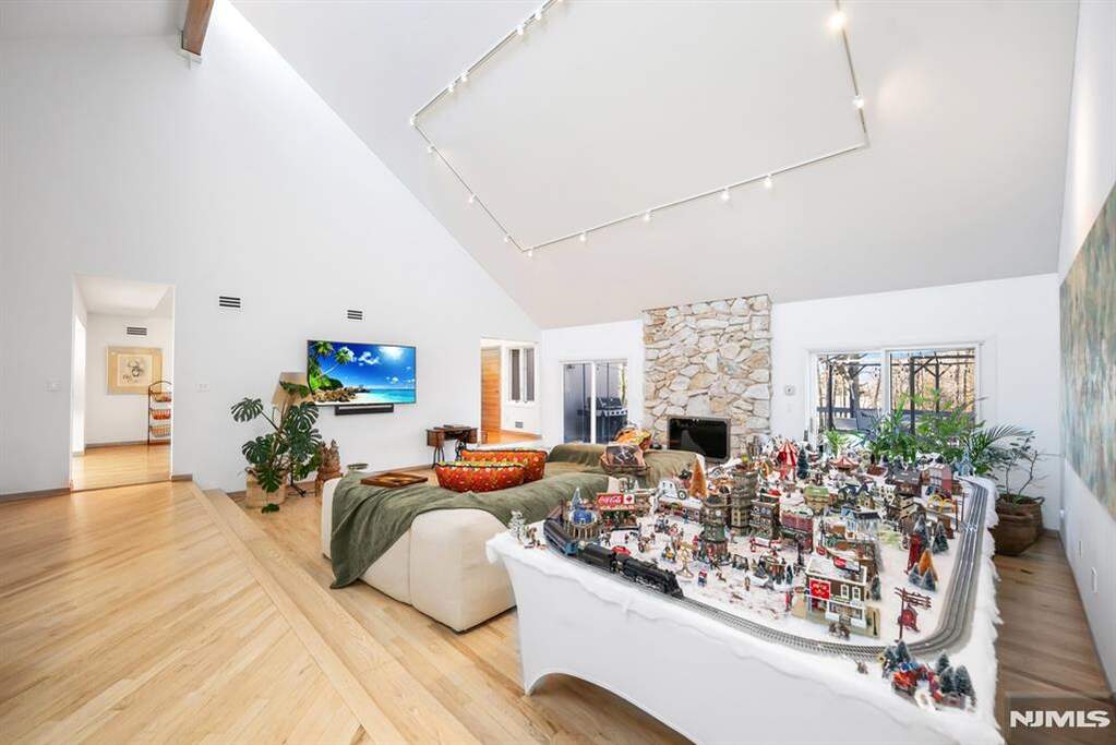 5 Bedroom Single Family Home/House's Image 15