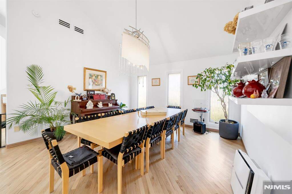 5 Bedroom Single Family Home/House's Image 17