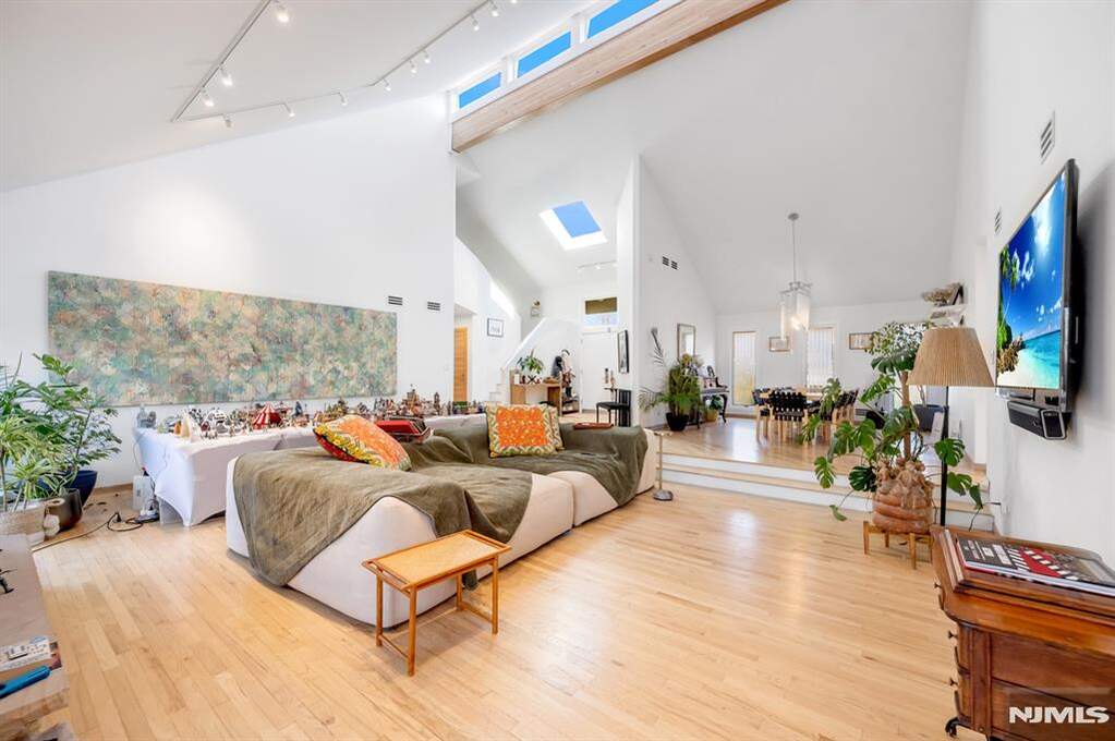 5 Bedroom Single Family Home/House's Image 18