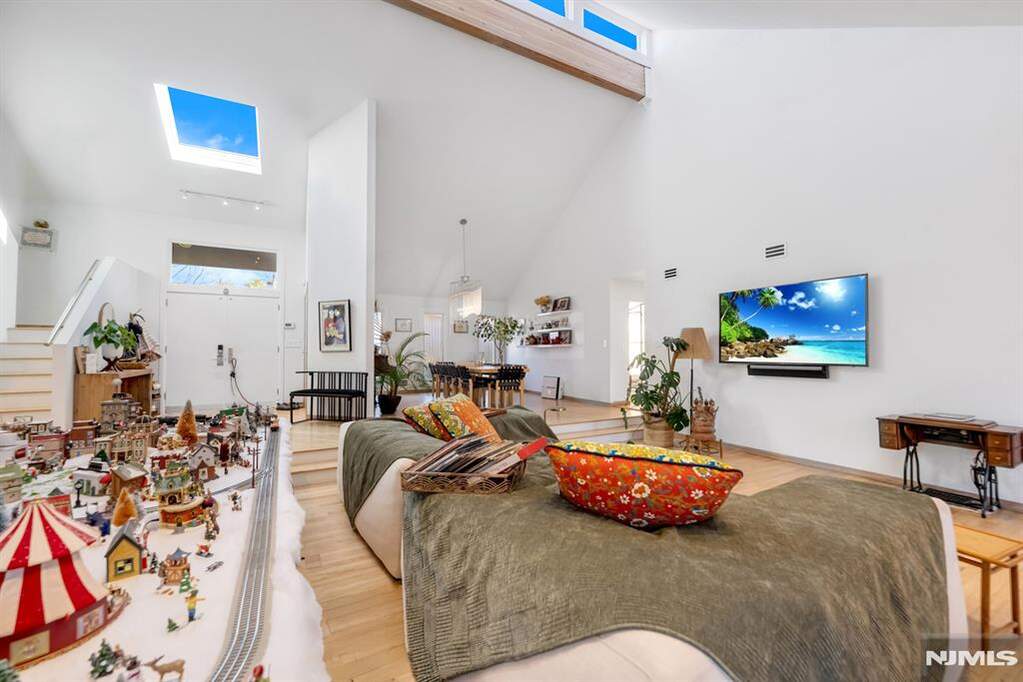 5 Bedroom Single Family Home/House's Image 19