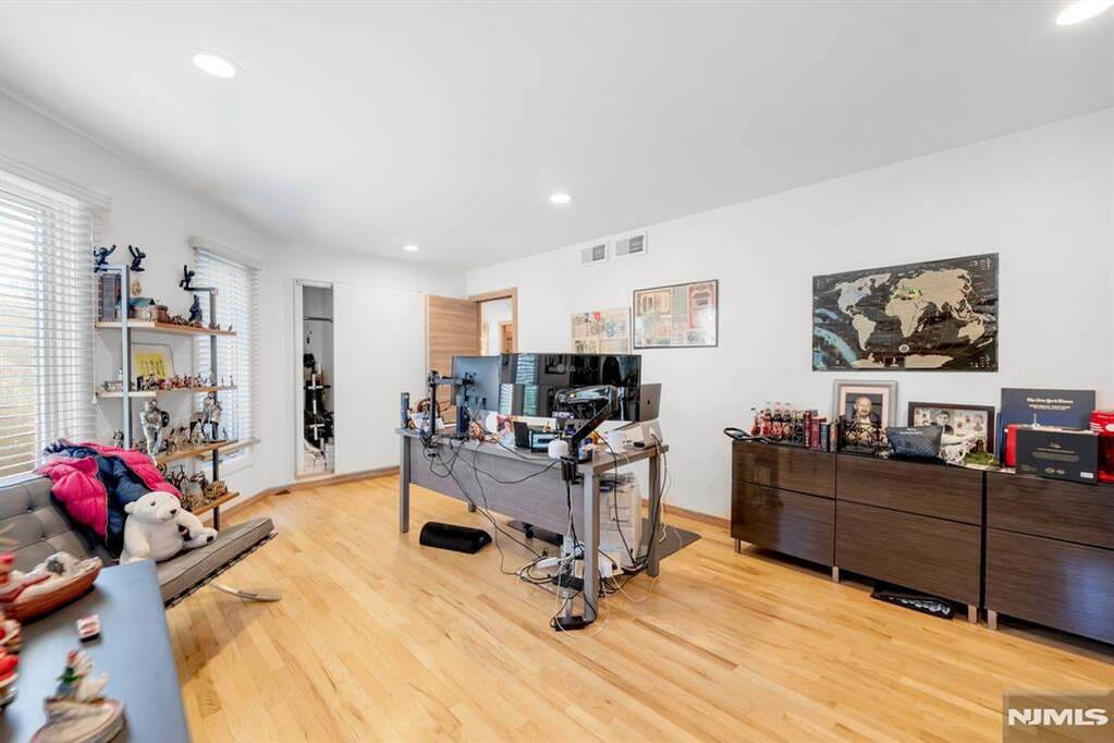 5 Bedroom Single Family Home/House's Image 28
