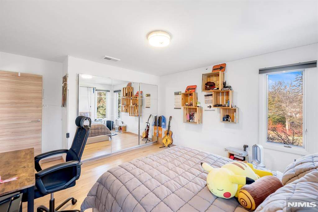 5 Bedroom Single Family Home/House's Image 34