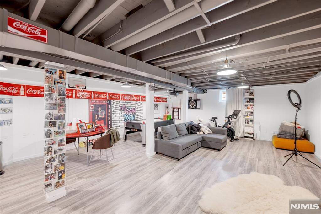 5 Bedroom Single Family Home/House's Image 40