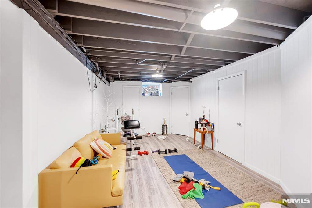 5 Bedroom Single Family Home/House's Image 41