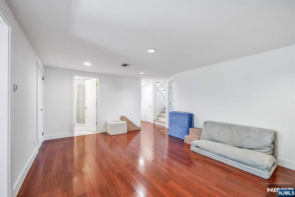 4 Bedroom Single Family Home/House's Image 32