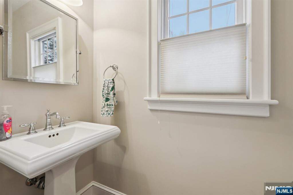 4 Bedroom Single Family Home/House's Image 12