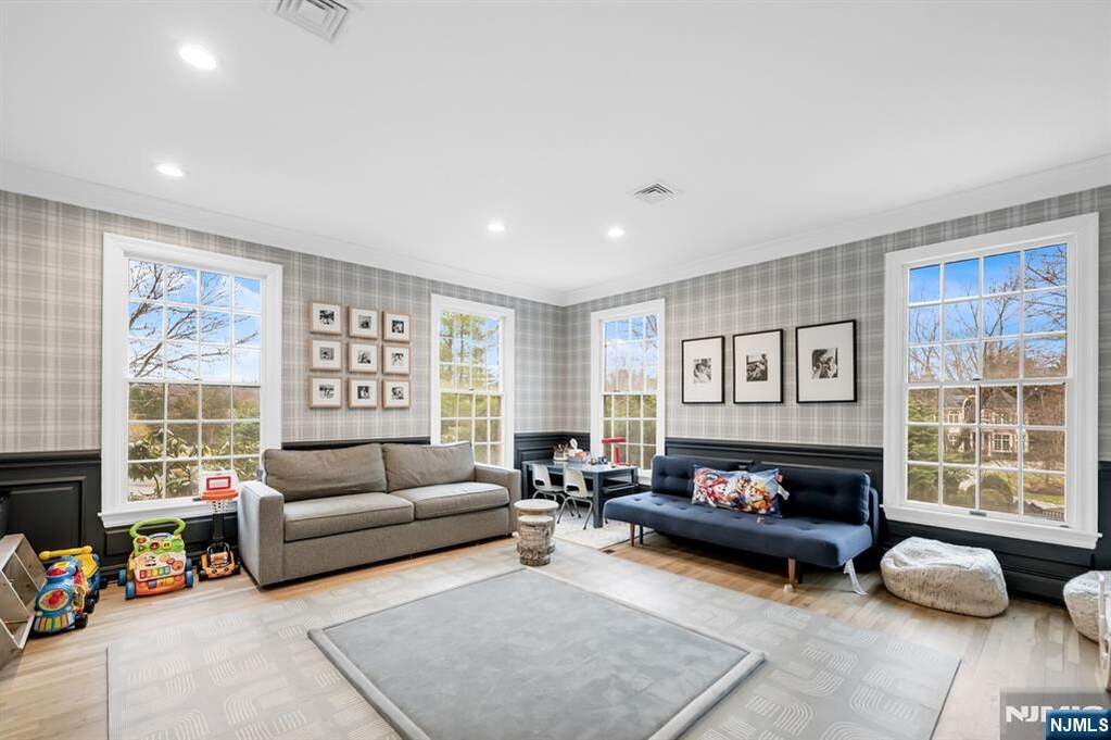 5 Bedroom Single Family Home/House's Image 18