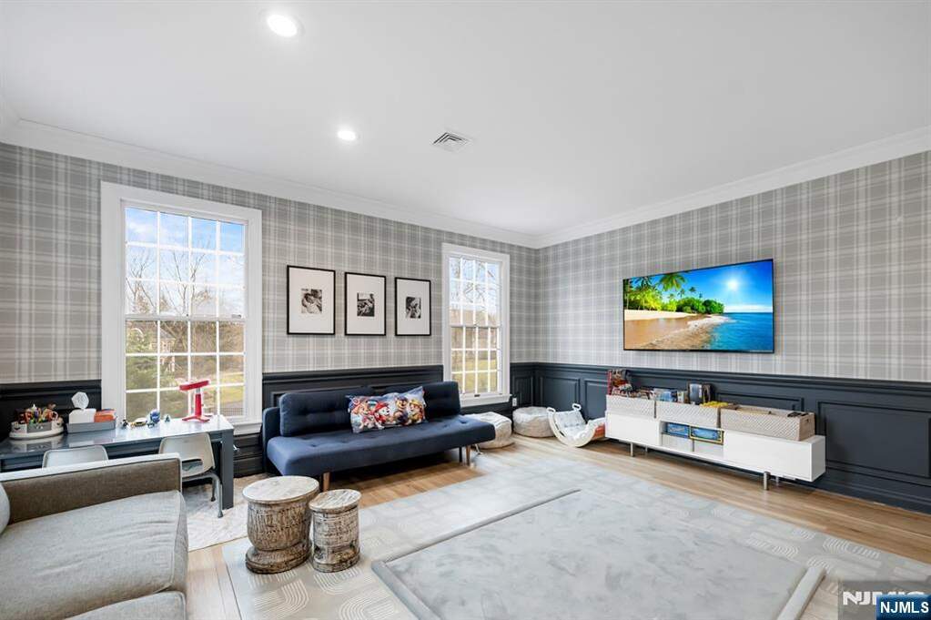 5 Bedroom Single Family Home/House's Image 19