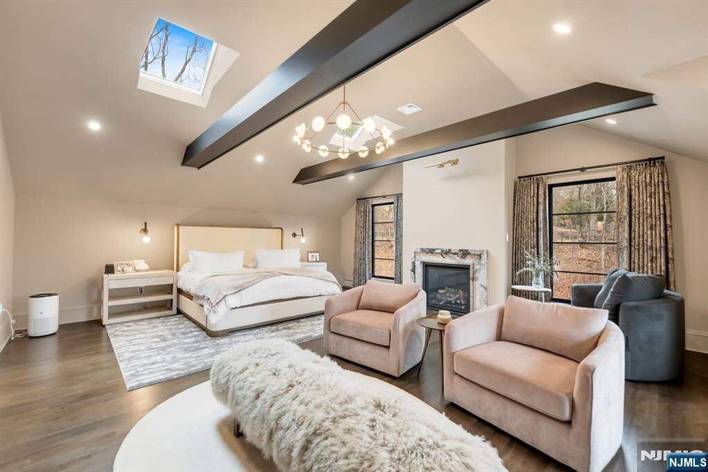 5 Bedroom Single Family Home/House's Image 20