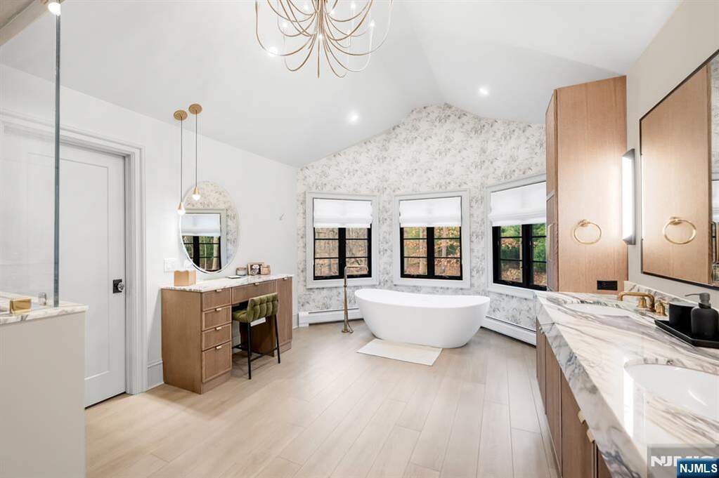 5 Bedroom Single Family Home/House's Image 27