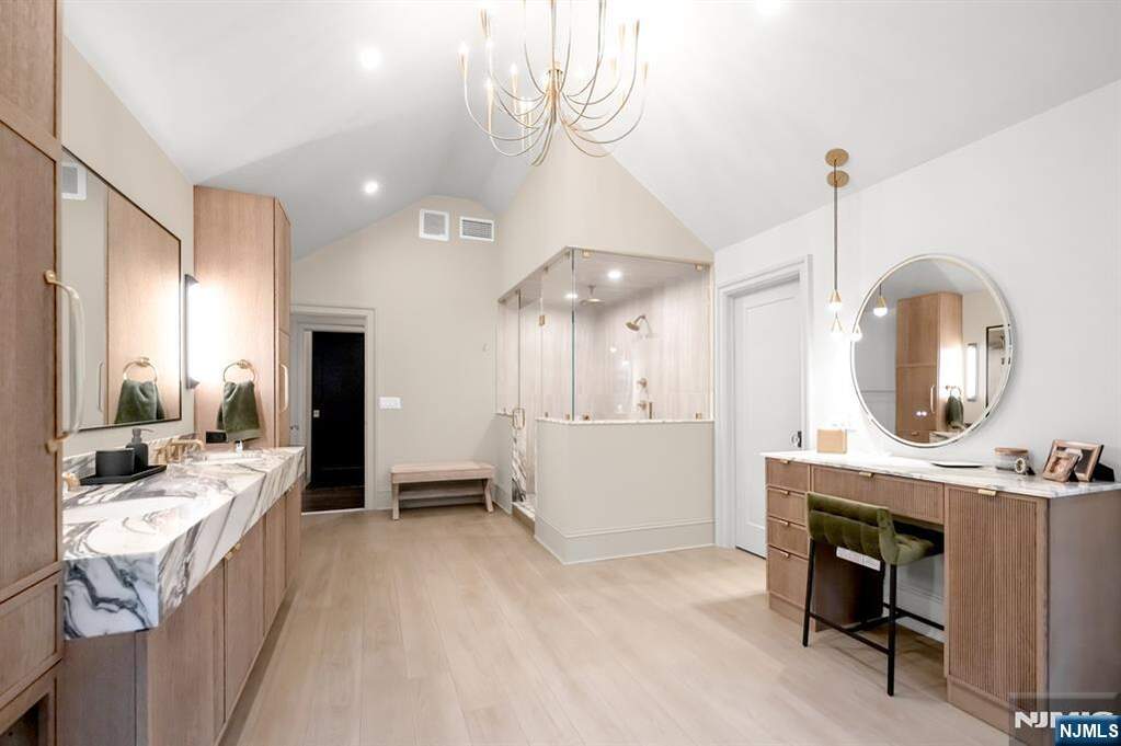 5 Bedroom Single Family Home/House's Image 28