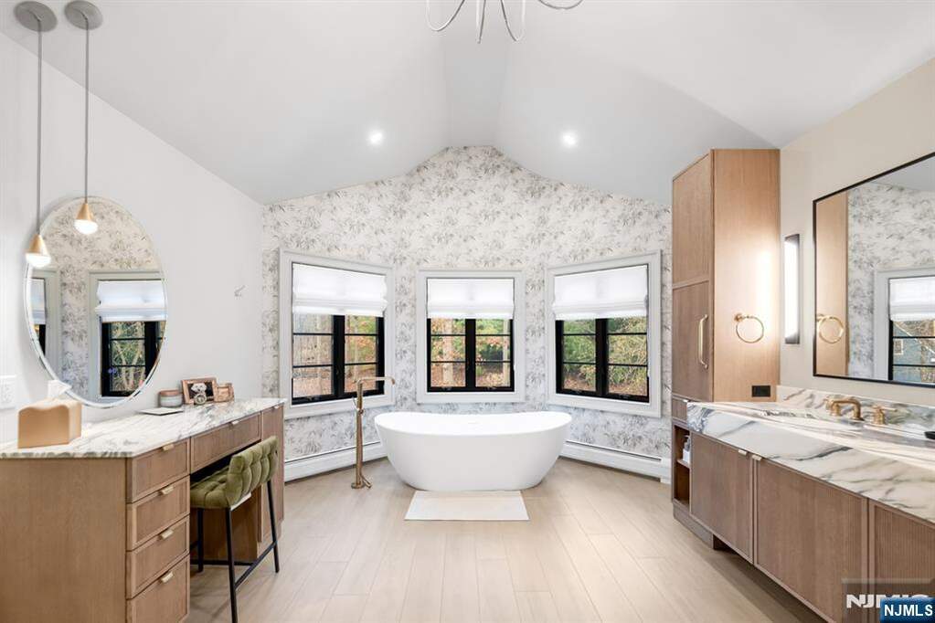 5 Bedroom Single Family Home/House's Image 29