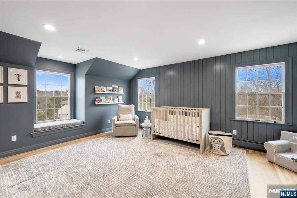 5 Bedroom Single Family Home/House's Image 32