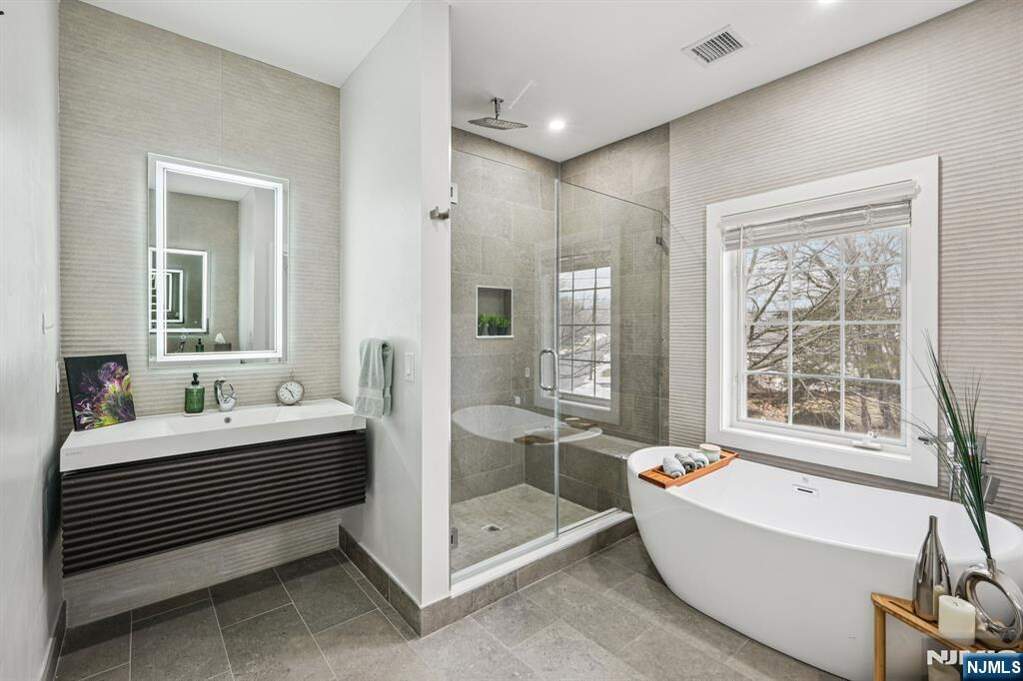 5 Bedroom Single Family Home/House's Image 20