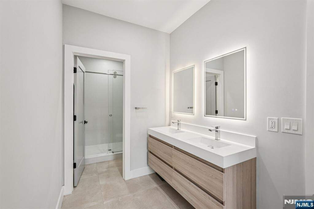 5 Bedroom Single Family Home/House's Image 22