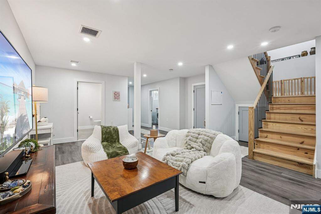 5 Bedroom Single Family Home/House's Image 27