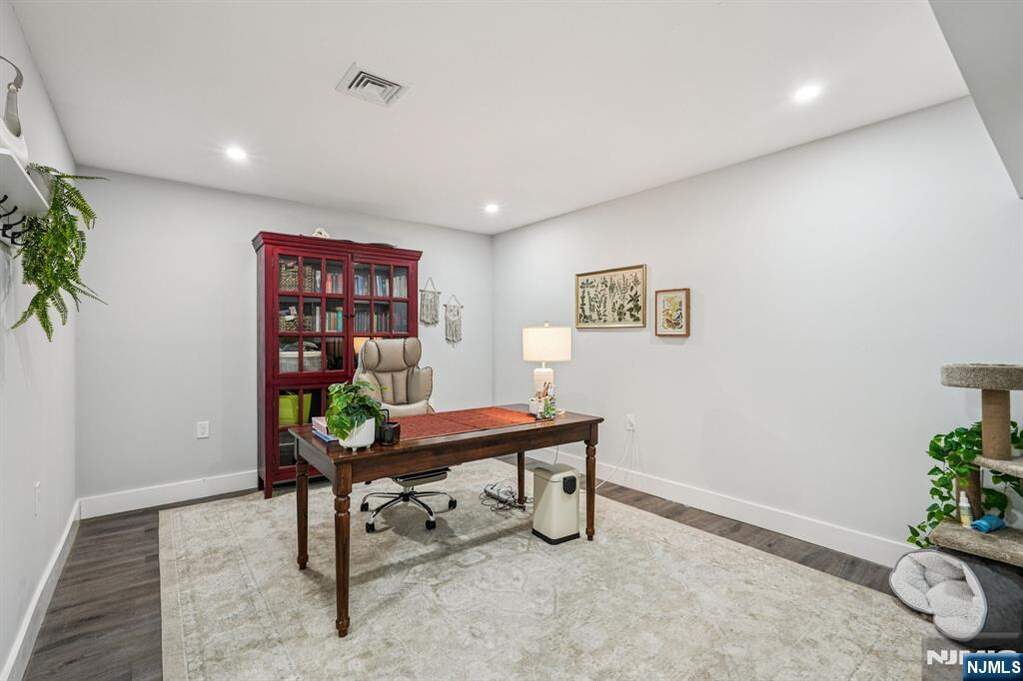 5 Bedroom Single Family Home/House's Image 31