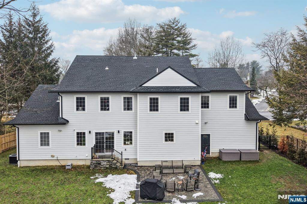 5 Bedroom Single Family Home/House's Image 33