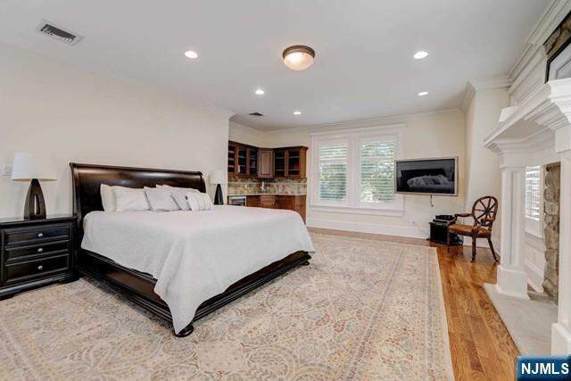 8 Bedroom Single Family Home/House's Image 25