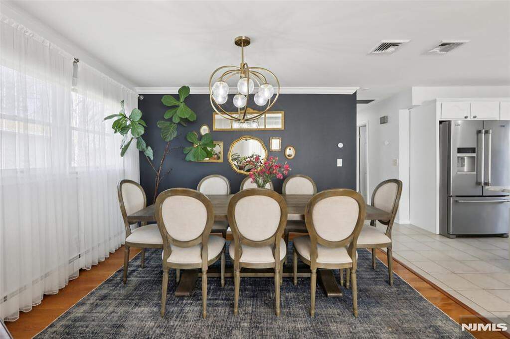 5 Bedroom Single Family Home/House's Image 3