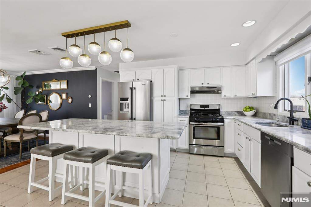 5 Bedroom Single Family Home/House's Image 4