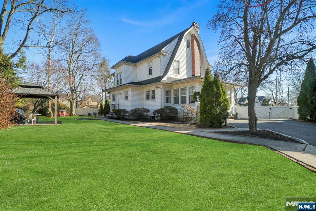 4 Bedroom Single Family Home/House's Image 32