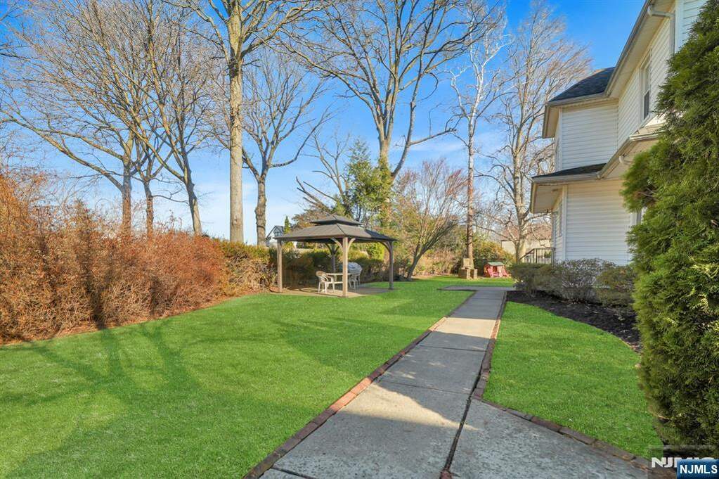 4 Bedroom Single Family Home/House's Image 33