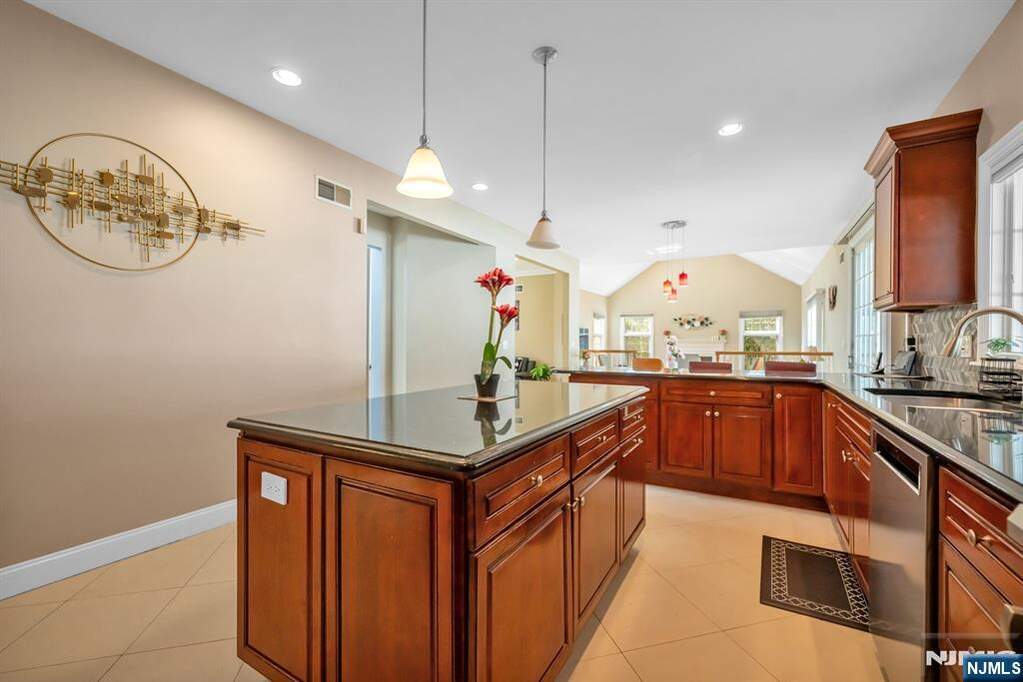 4 Bedroom Single Family Home/House's Image 7
