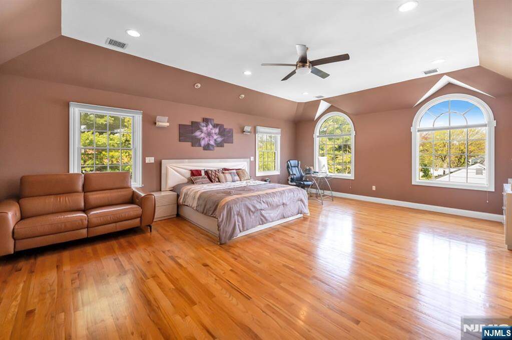 4 Bedroom Single Family Home/House's Image 15