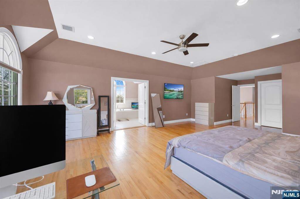 4 Bedroom Single Family Home/House's Image 18