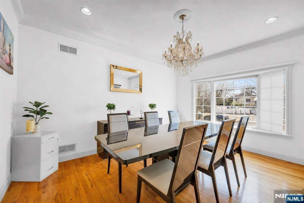 4 Bedroom Single Family Home/House's Image 3