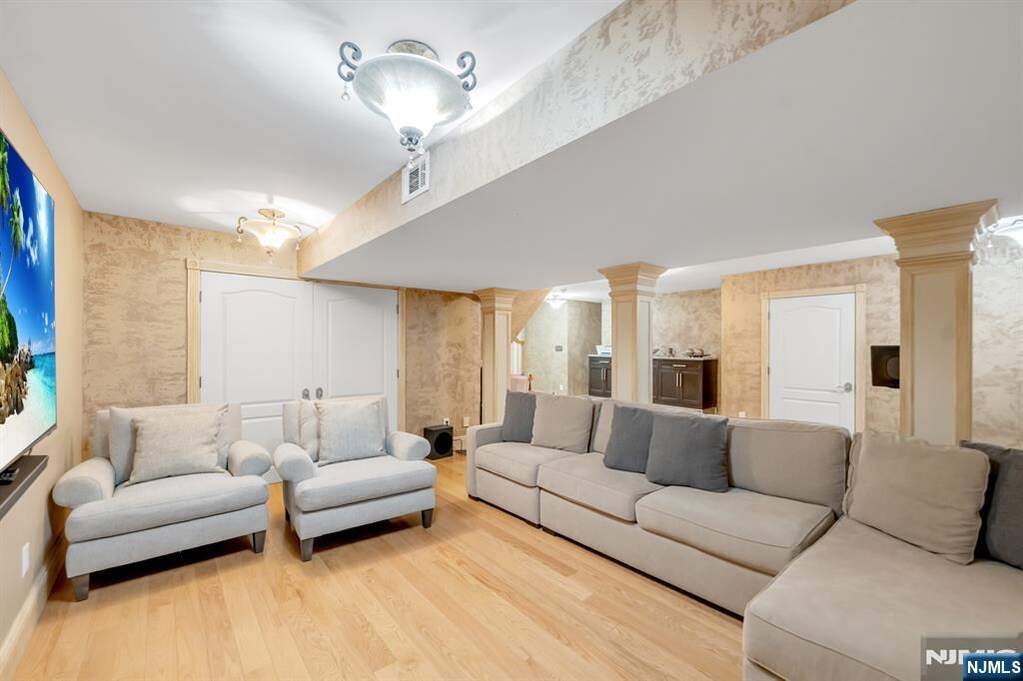 5 Bedroom Single Family Home/House's Image 36