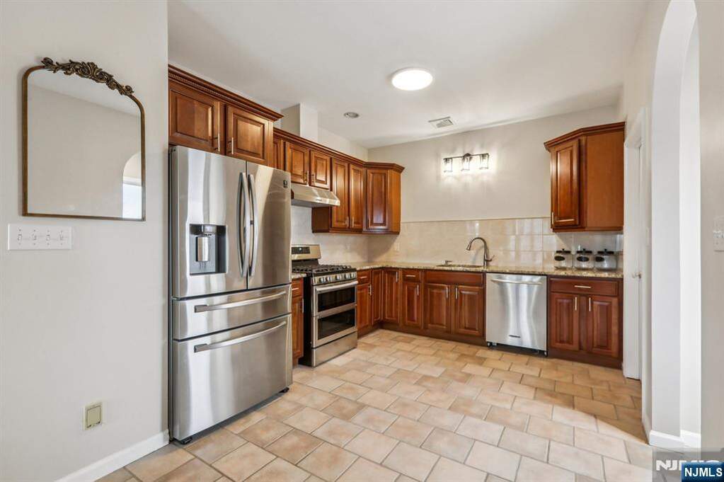 6 Bedroom Single Family Home/House's Image 19