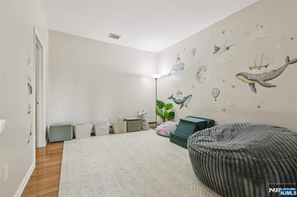 6 Bedroom Single Family Home/House's Image 30