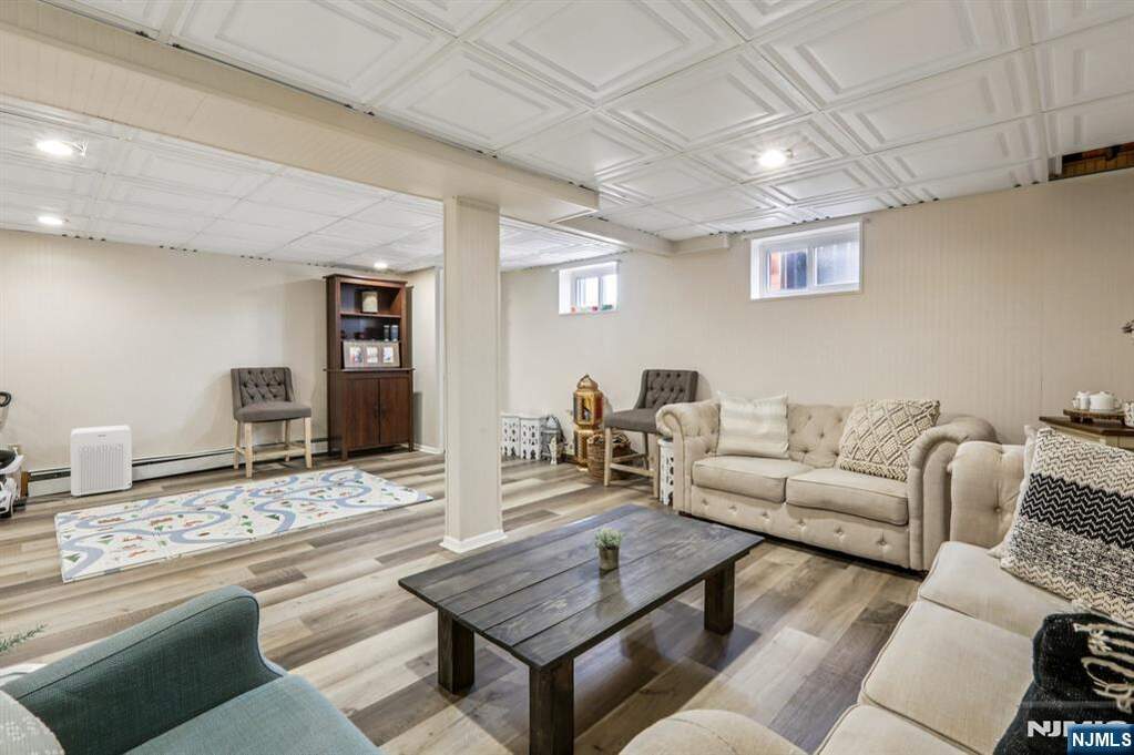 6 Bedroom Single Family Home/House's Image 39