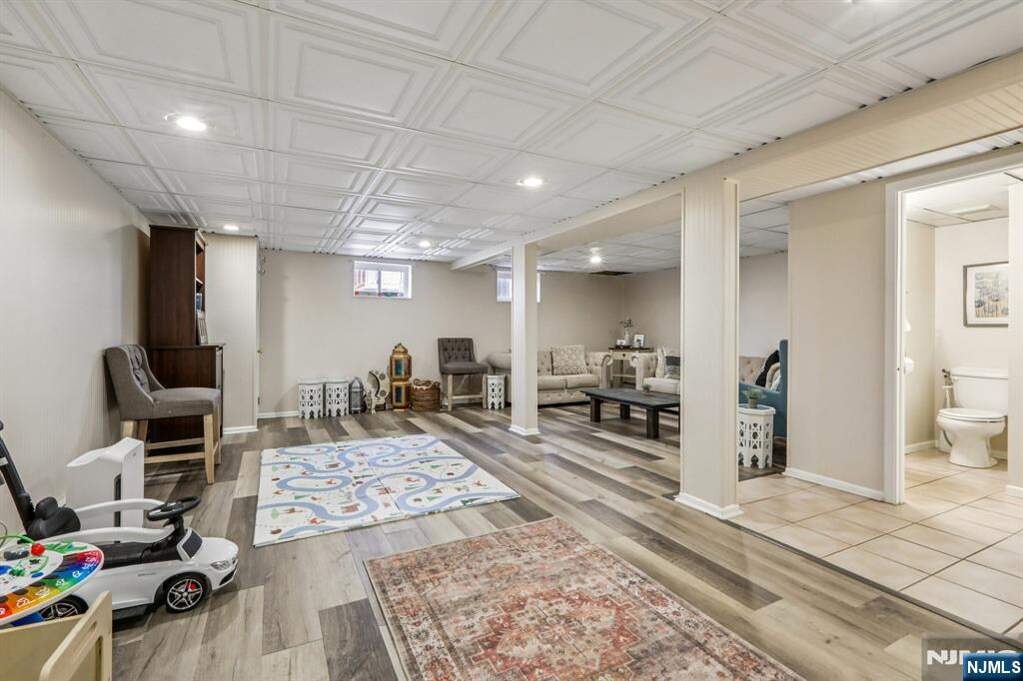 6 Bedroom Single Family Home/House's Image 41