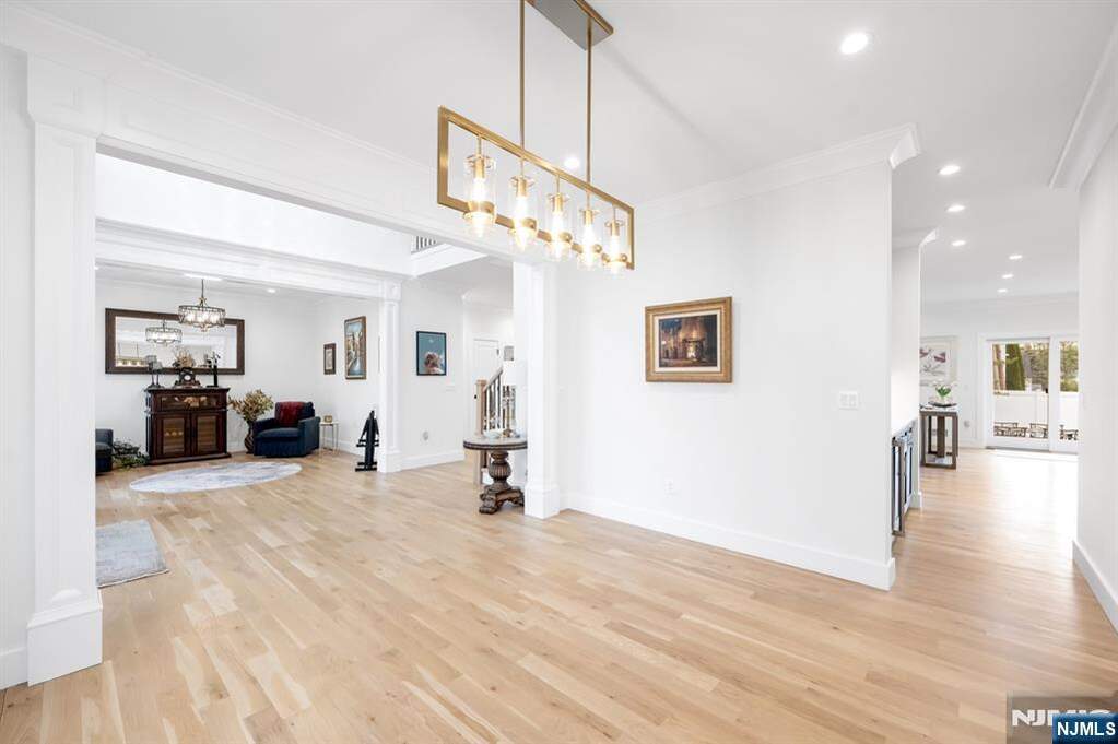 6 Bedroom Single Family Home/House's Image 7