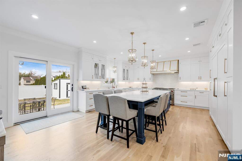 6 Bedroom Single Family Home/House's Image 8
