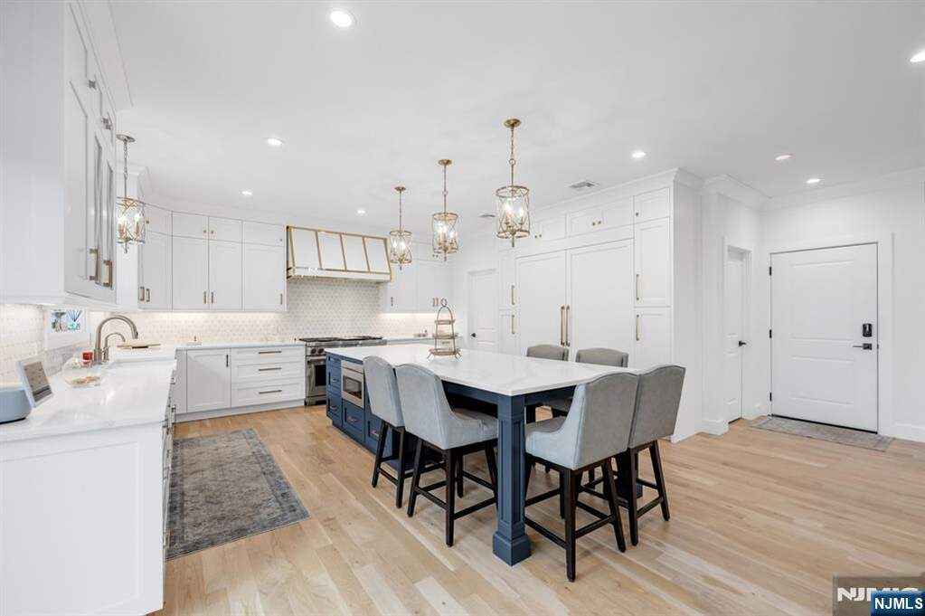 6 Bedroom Single Family Home/House's Image 9