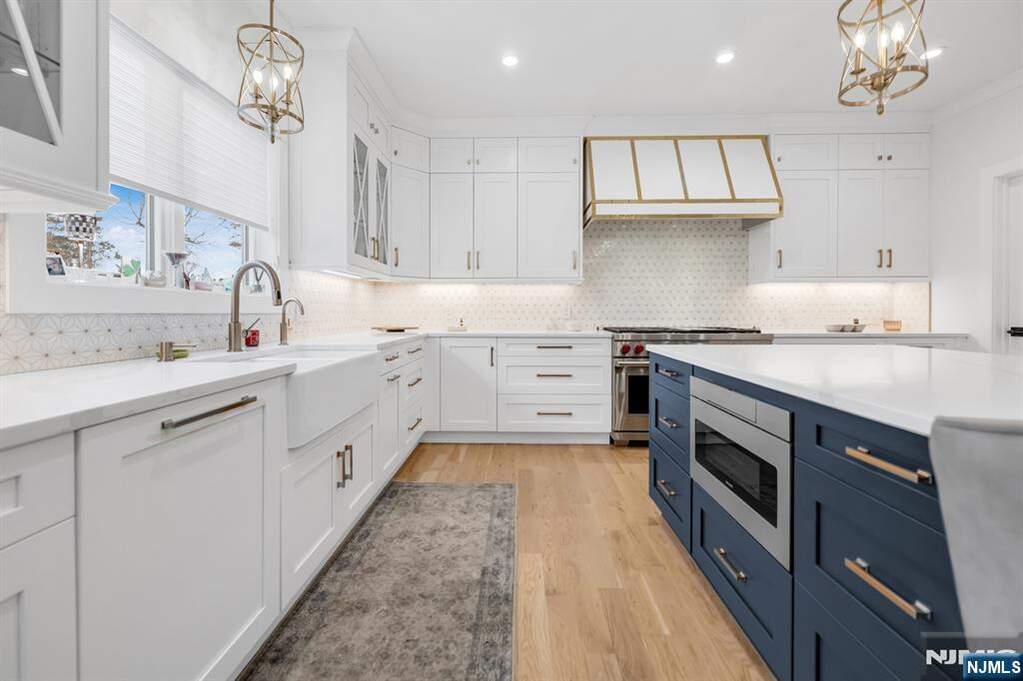 6 Bedroom Single Family Home/House's Image 11
