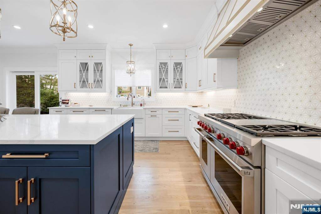 6 Bedroom Single Family Home/House's Image 12