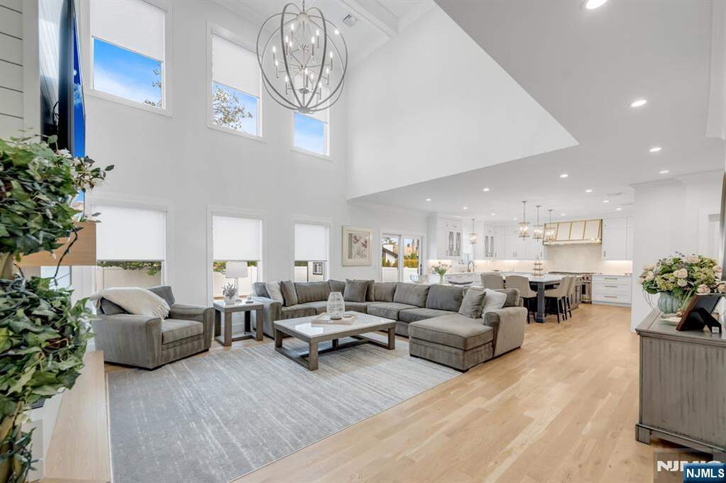 6 Bedroom Single Family Home/House's Image 14
